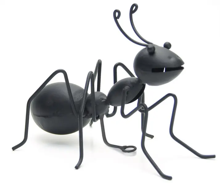 Figura hormiga sentada metálica colgar pared persepectiva