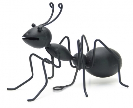 Figura hormiga sentada metálica colgar pared