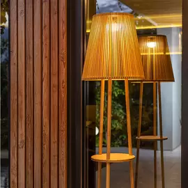 Lámpara de Pie Solar de Bambú Natural